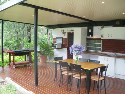 BoBRENE On Tamborine Nude Retreat - Cosy Chalet - Kempsey Accommodation 2