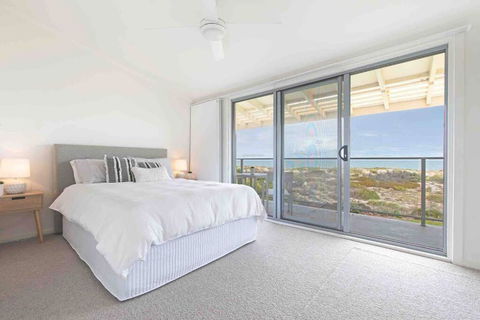 THE SHORE- Absolute Beachfront Holiday House - Kempsey Accommodation 0