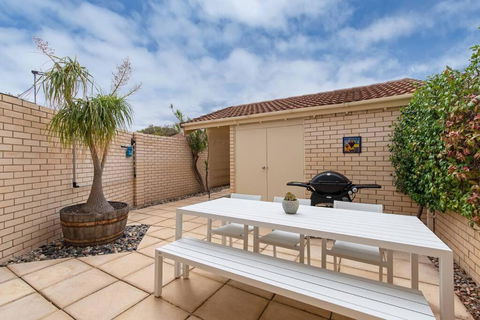 THE SHORE- Absolute Beachfront Holiday House - Kempsey Accommodation 3