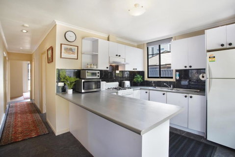 Three Bedroom Sweet Retreat In Coburg - Kempsey Accommodation 1