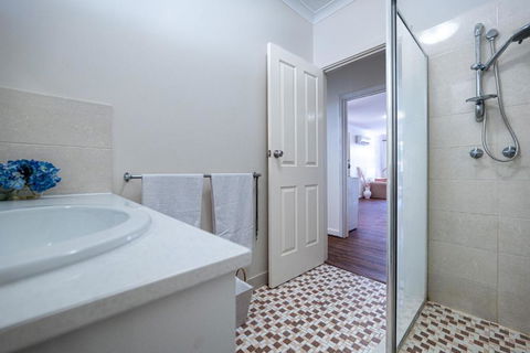 Warmth House Nr Airport 2rooms 5beds Yard N Parking - Kempsey Accommodation 3