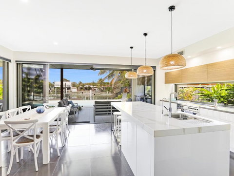 WATERFRONT HOME BORDERING MOOLOOLABA - Kempsey Accommodation 2
