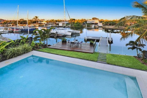 WATERFRONT HOME BORDERING MOOLOOLABA - Kempsey Accommodation 1