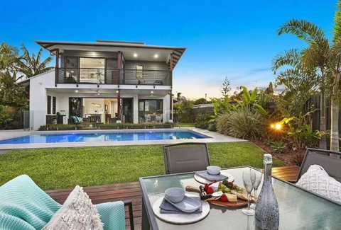 WATERFRONT HOME BORDERING MOOLOOLABA - Kempsey Accommodation 0