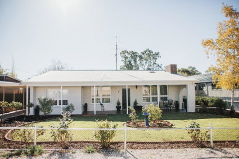White On Wright Clare - Kempsey Accommodation 1