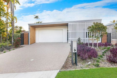 A Sumptuous Poolside Family Oasis At Gardens Villa - Kempsey Accommodation 1