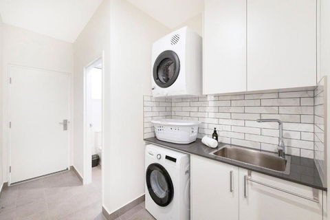 A Sumptuous Poolside Family Oasis At Gardens Villa - Kempsey Accommodation 4