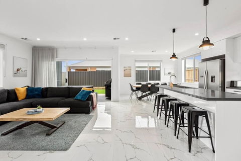 Amazing Family Home Opposite A Park & Sleeps 10 - Kempsey Accommodation 1