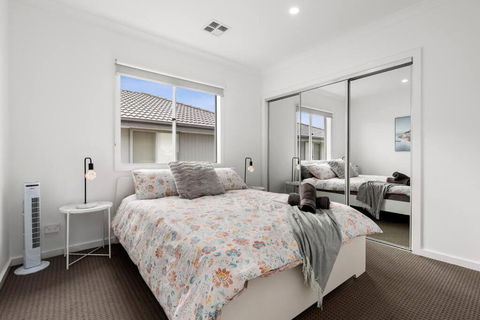 Amazing Family Home Opposite A Park & Sleeps 10 - Kempsey Accommodation 2