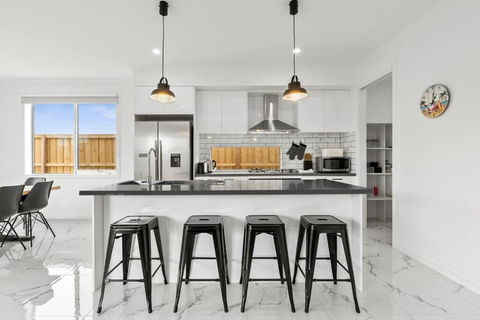 Amazing Family Home Opposite A Park & Sleeps 10 - Kempsey Accommodation 3