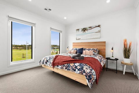 Amazing Family Home Opposite A Park & Sleeps 10 - Kempsey Accommodation 4